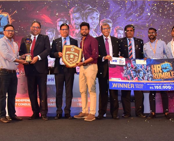 Bodyline (Pvt) Ltd, winners of the CIPM Great HR Quiz 2025 'HR Rumble', receiving the award on stage from CIPM dignitaries